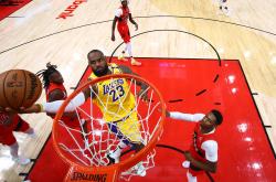 开云体育中国官网-包含湖人凭借詹姆斯关键表现力夺总决赛首胜的词条