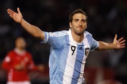 开云体育在线-南美风暴席卷欧洲堡垒，阿圭罗完美演绎，秘鲁火力压制瑞士