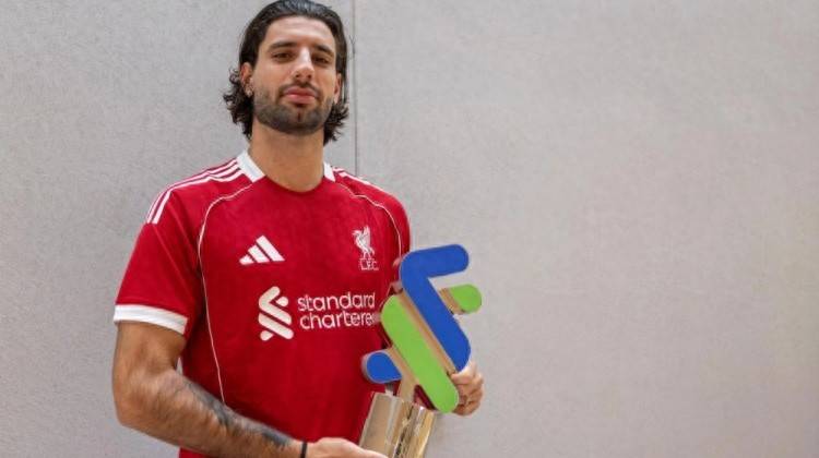 包含利物浦年轻后卫表现出色，帮助球队晋级强的词条