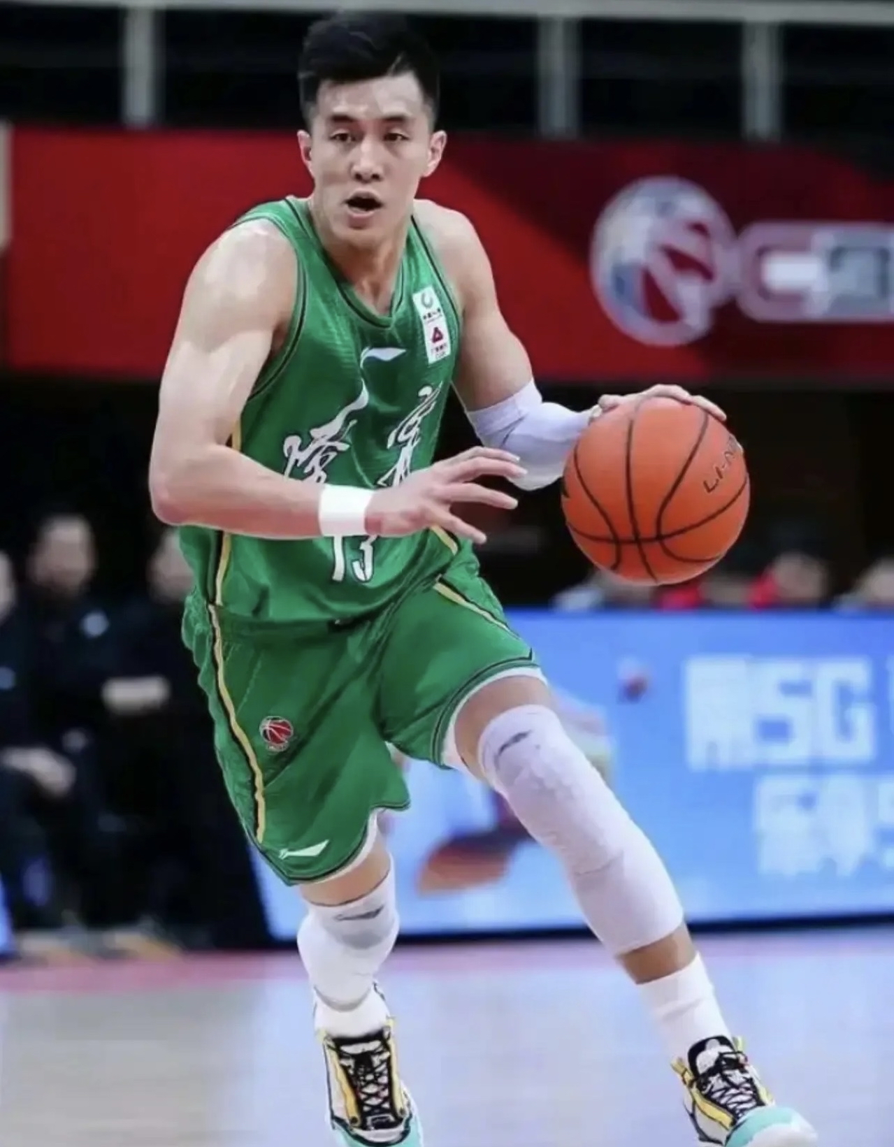 比赛中球员展现出强悍的实力 比赛中球员展现出强悍的实力