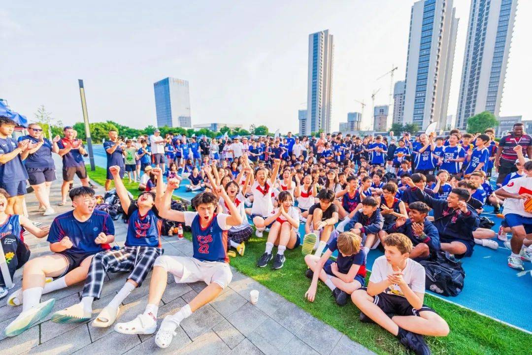 赛场上的激烈比拼，选手们全力以赴