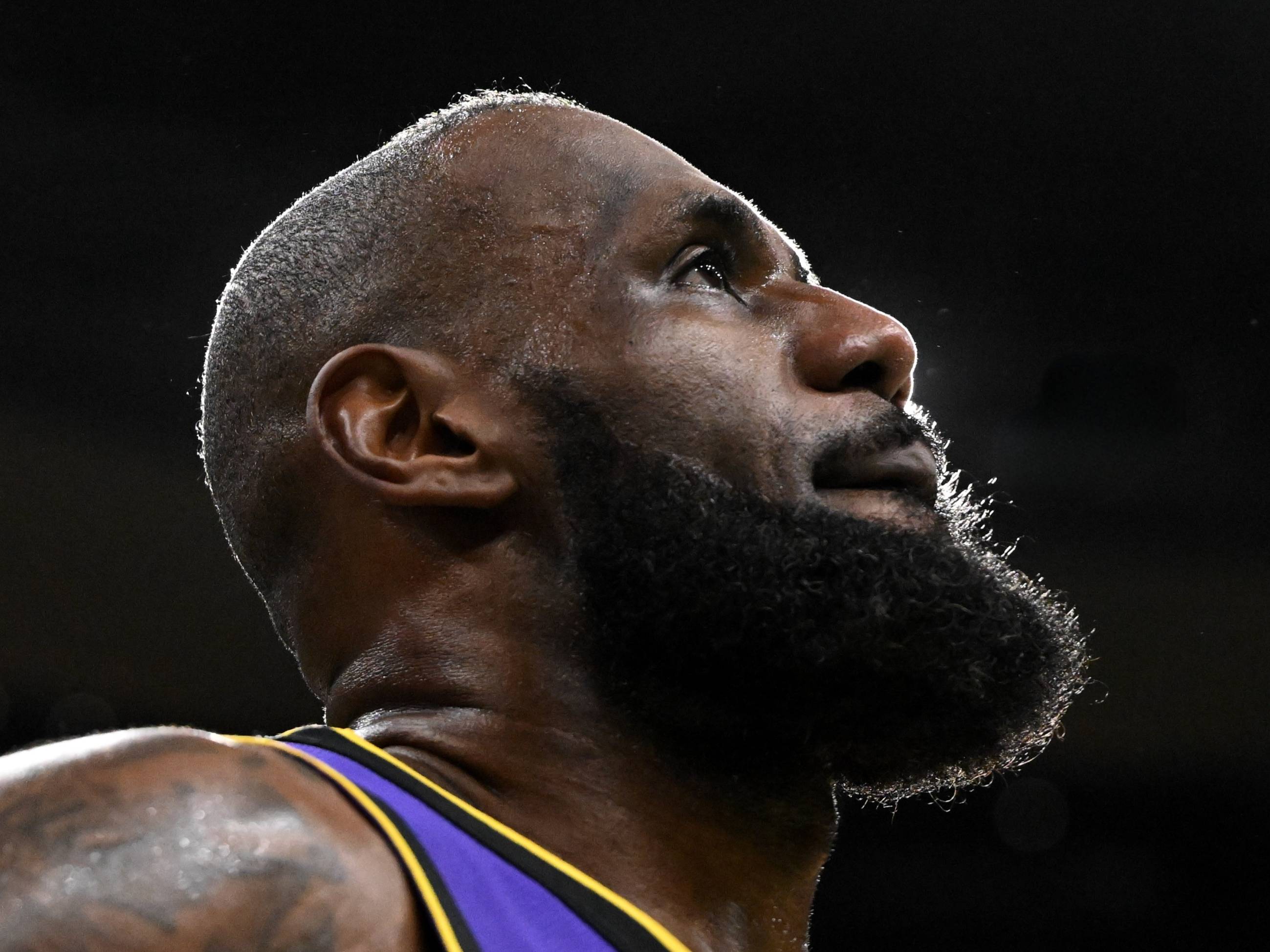 包含湖人凭借詹姆斯关键表现力夺总决赛首胜的词条