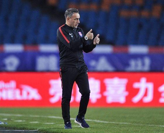 关于西亚球队主教练因健康问题离职副手临危执教的信息