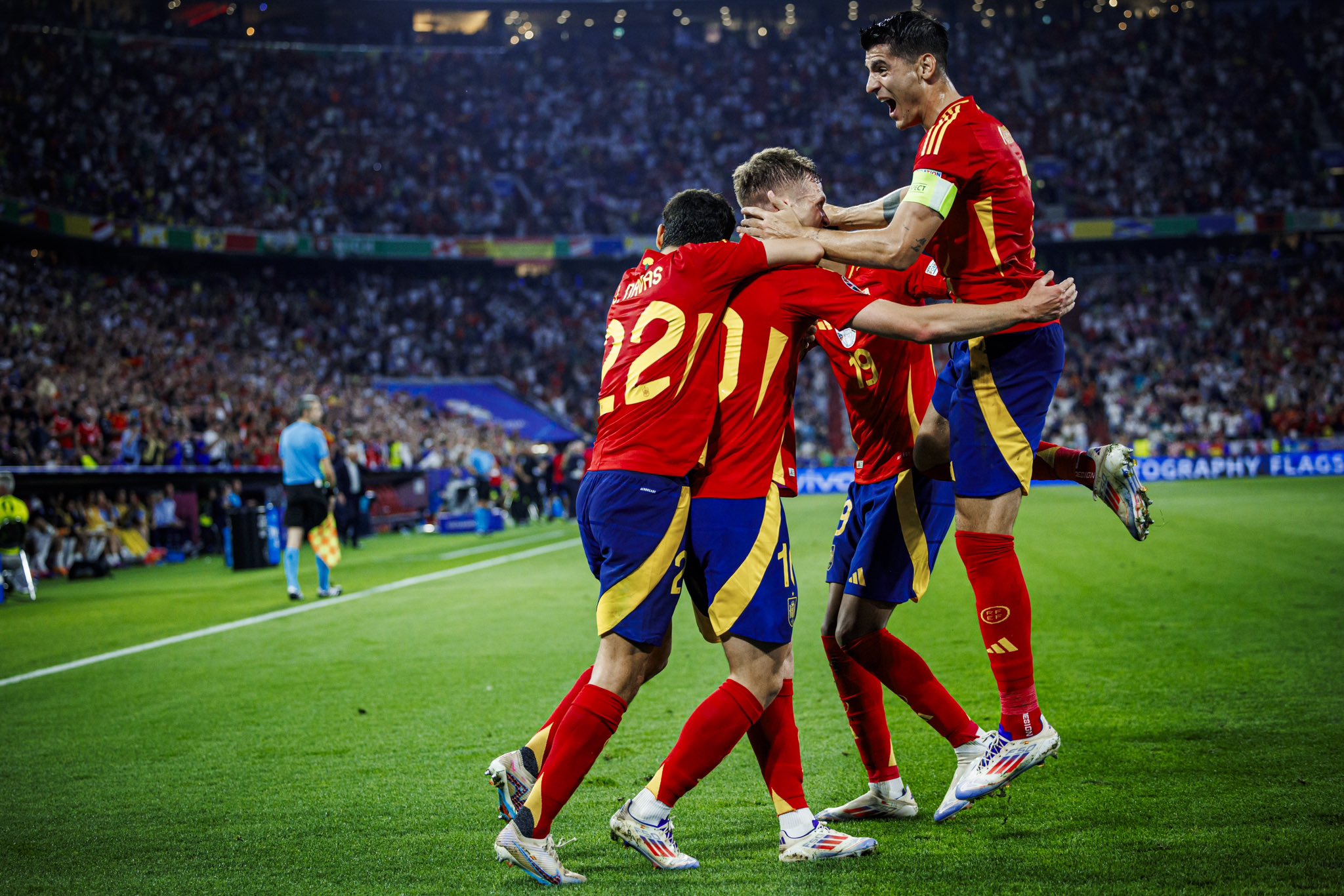 西班牙队迎战挪威队展开激烈对抗