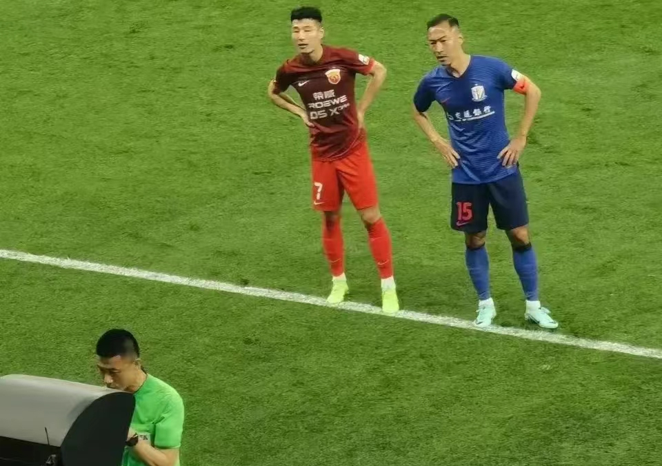 上海德比中，上港客场-击败申花