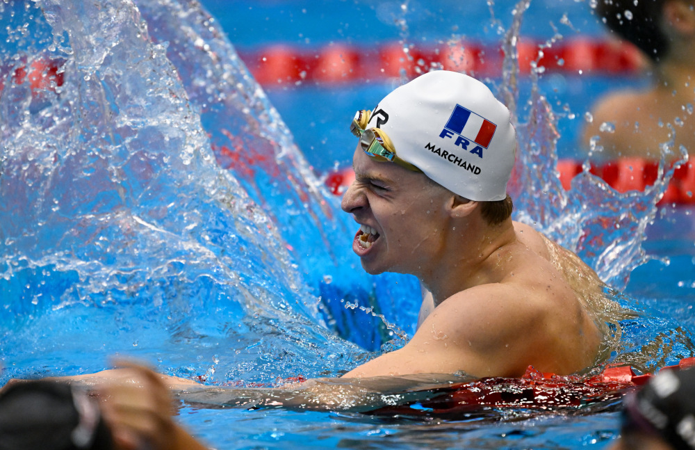 乌克兰选手在游泳比赛中刷新纪录，备受瞩目