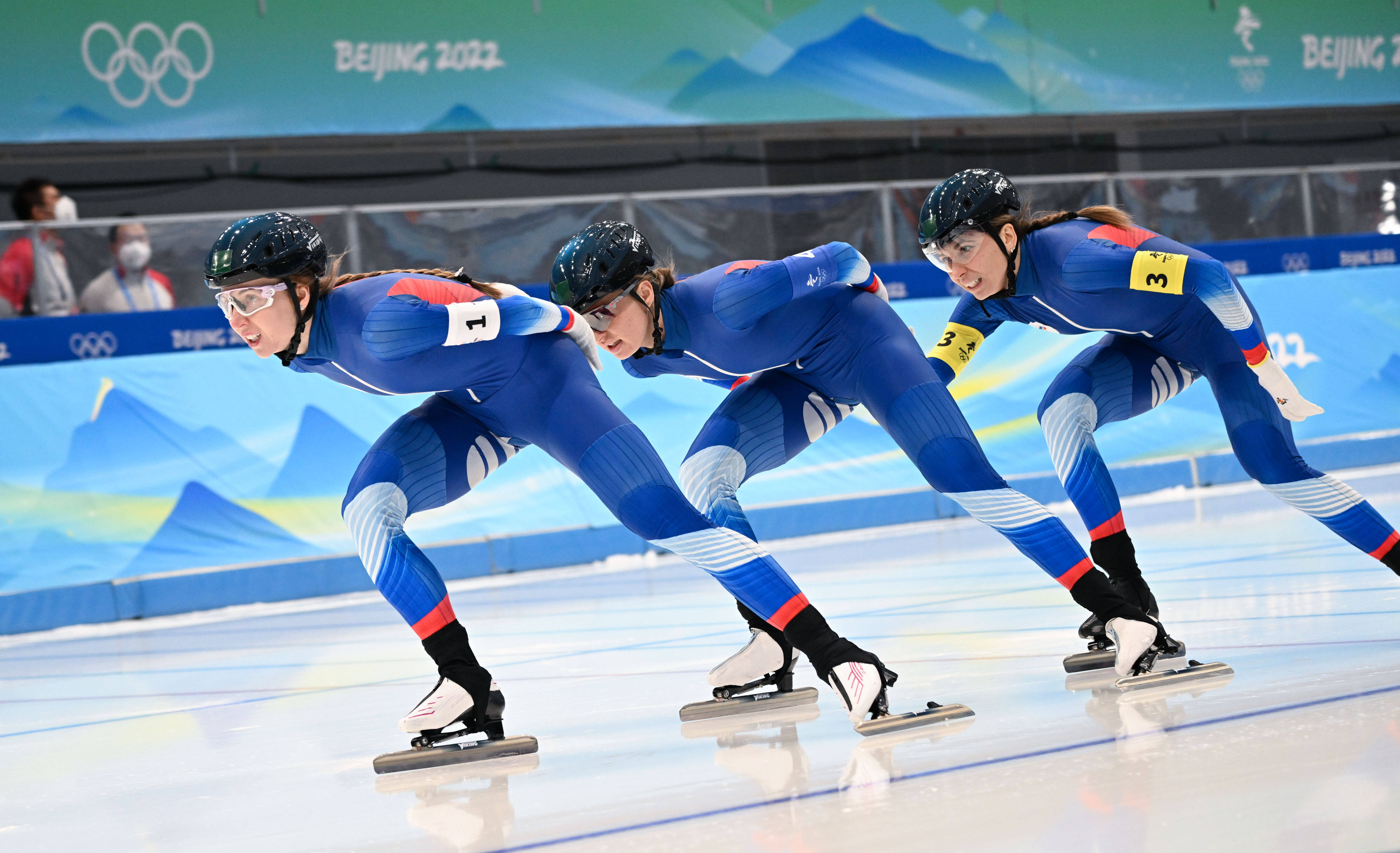 加拿大队在雪地自行车比赛中夺魁