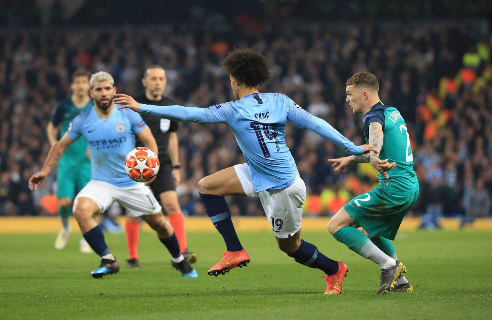 曼城全取三分,小组头名近在咫尺的简单介绍 曼城全取三分,小组头名近在咫尺的简单介绍