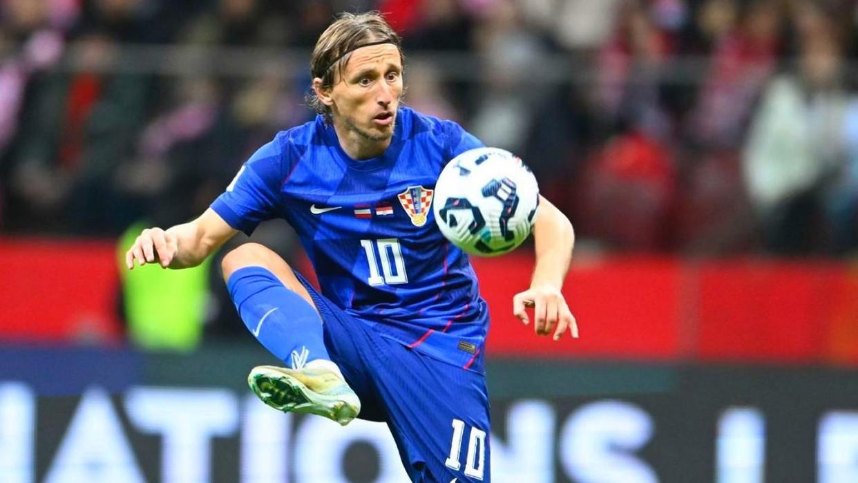 包含克罗地亚挽救颜面，主场大胜夺得关键胜利的词条