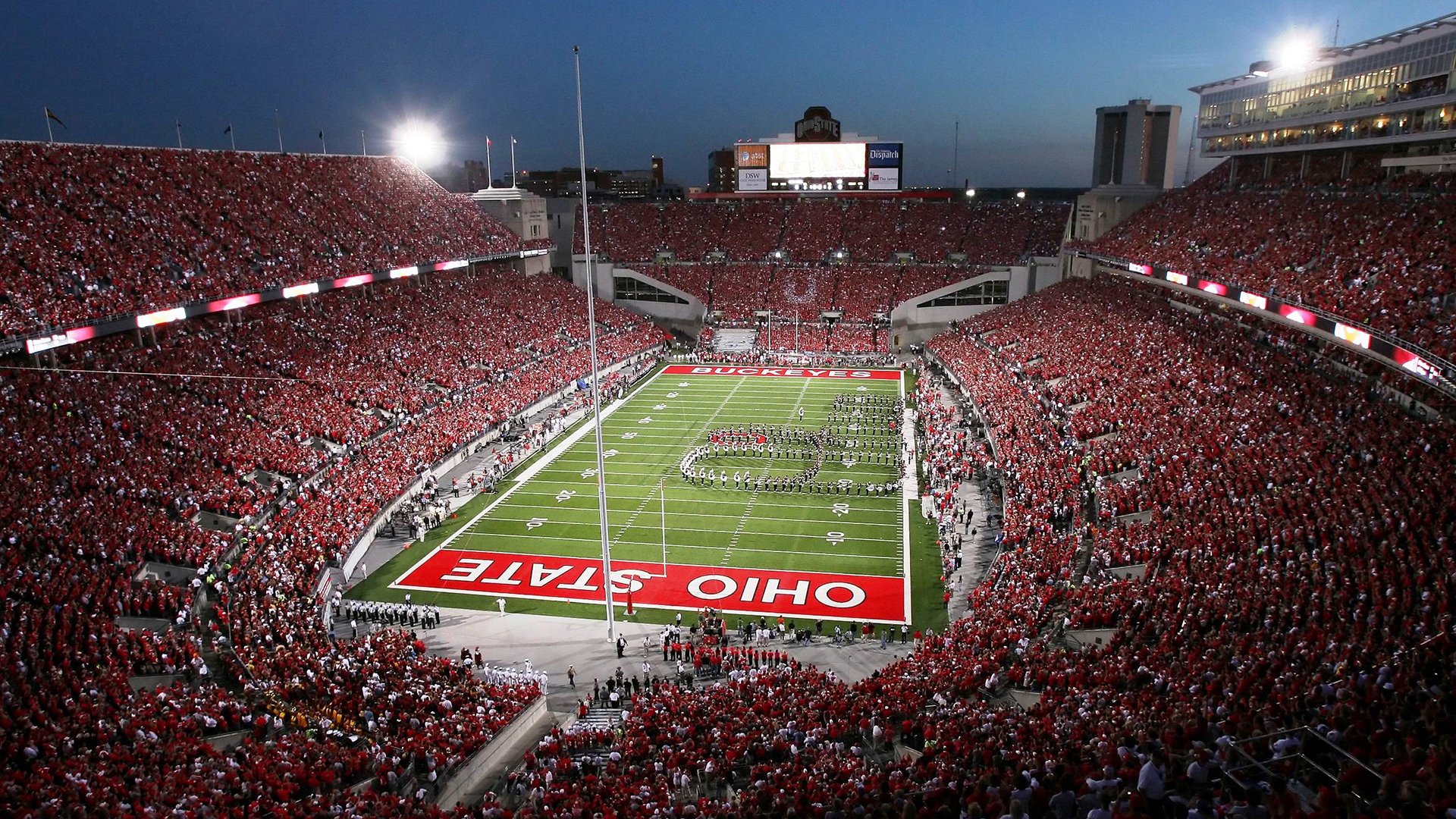 引擎轰鸣与球场统治，当F1揭幕战之夜遇上英格拉姆的传奇数据